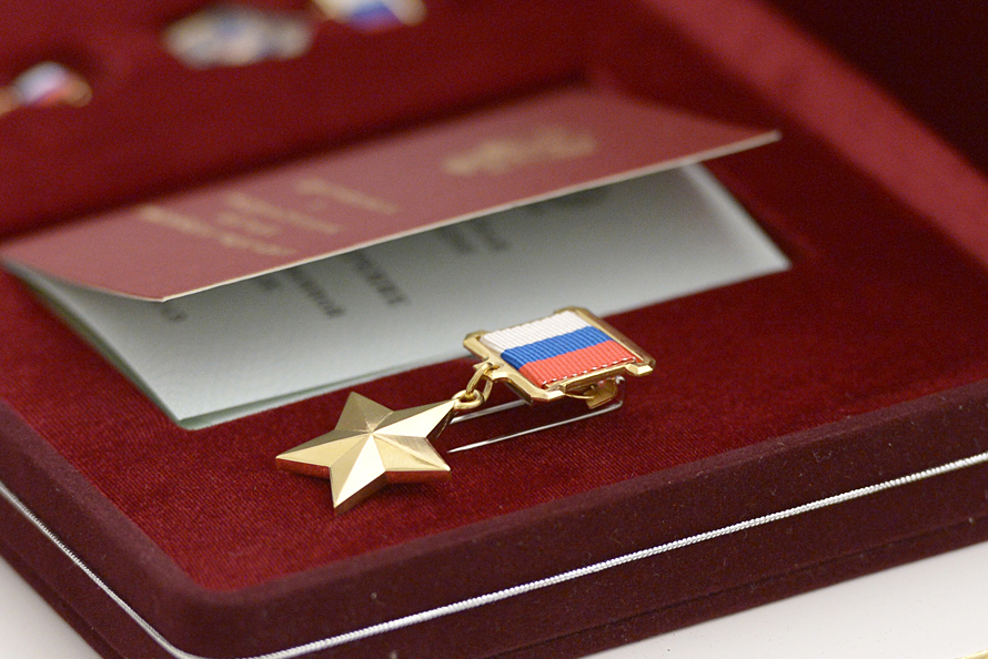 Разведчик-афганец получил орден через 32 года: Кому в этом году присвоено звание Героя России