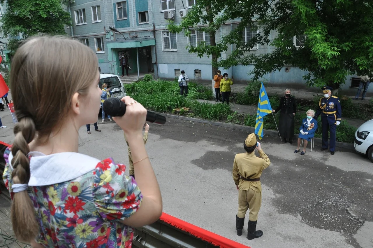 Военные в Ростове дали персональный концерт для ветерана Великой  Отечественной во дворе дома [фоторепортаж]