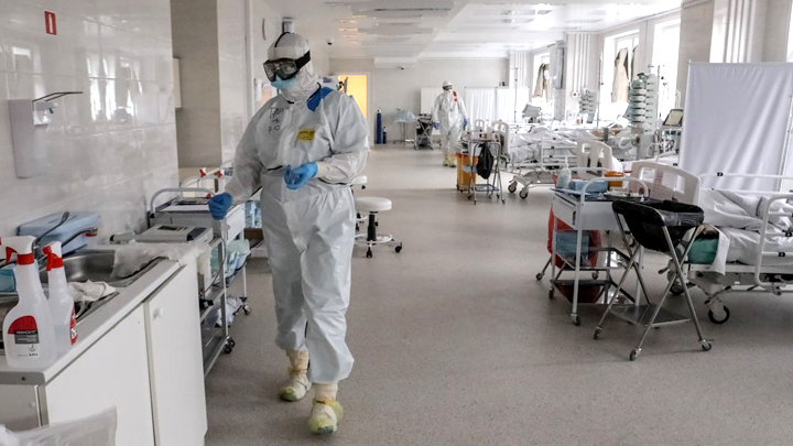 Карантин продлится несколько лет, заразятся сто миллионов: Эксперты об эпидемии в России
