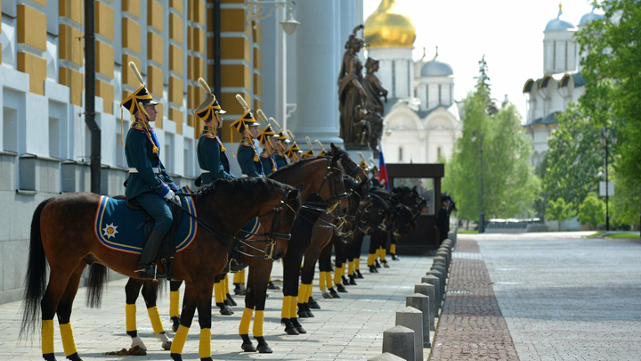"Так царь или не царь": Трудное самоопределение Путина и России