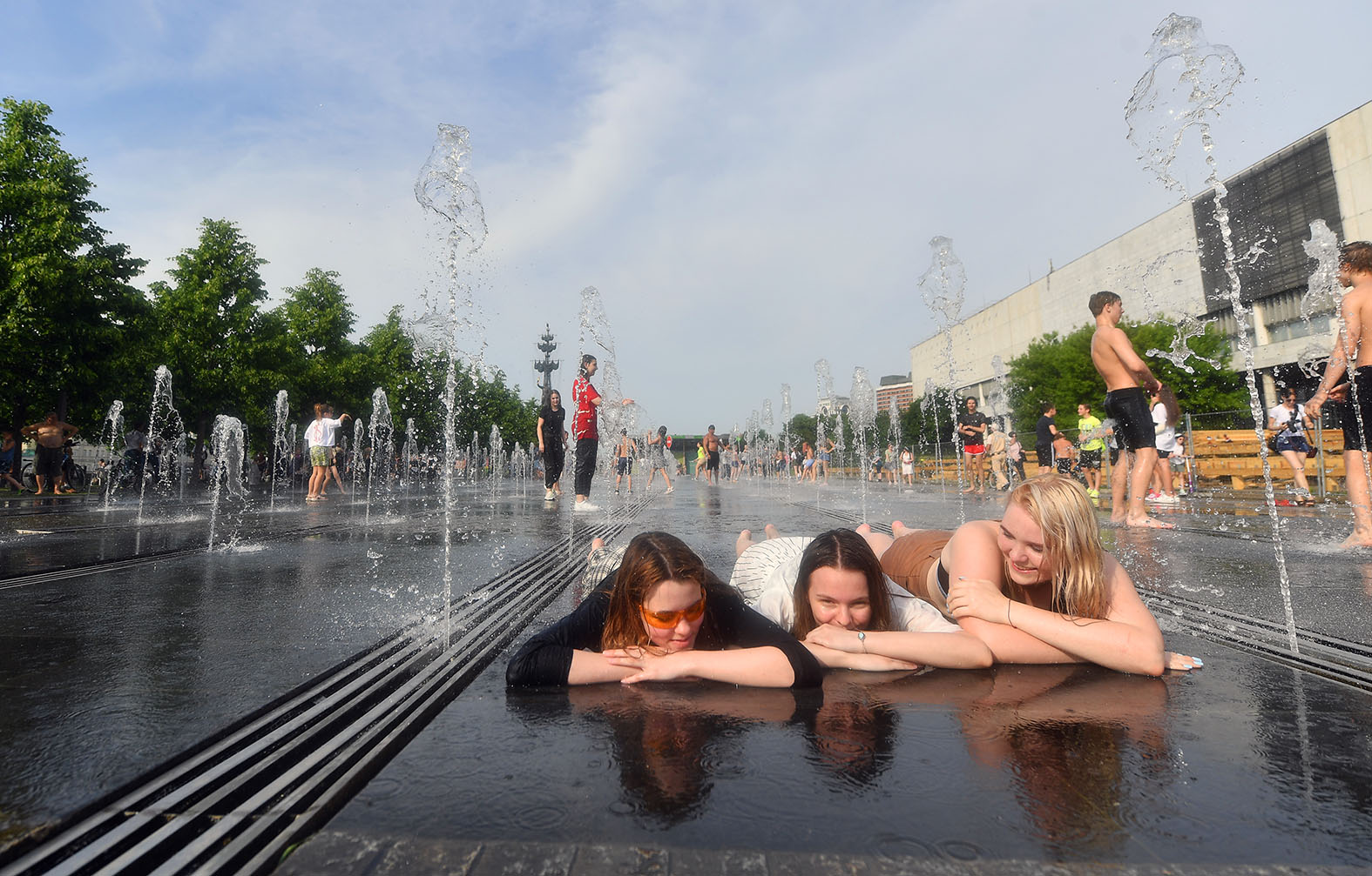 Летом будет аномальная жара. Аномальная жара в Москве 2021. Жара девушки. Лето жара. Москва лето жара.