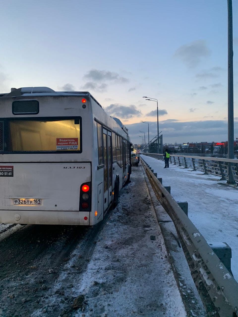 В массовой аварии на Ворошиловском мосту в Ростове пострадала девушка