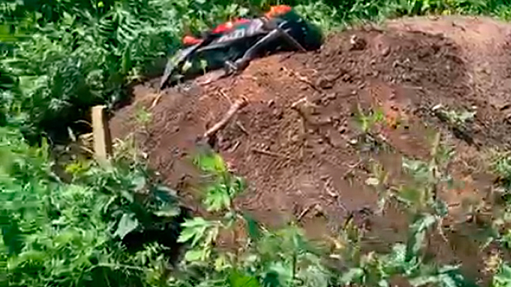 Скриншот с видеозаписи, сделанной на могиле Виктора Смирнова.