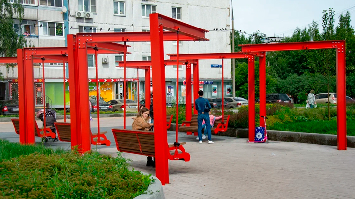 Брюнетка на деревянной лавке