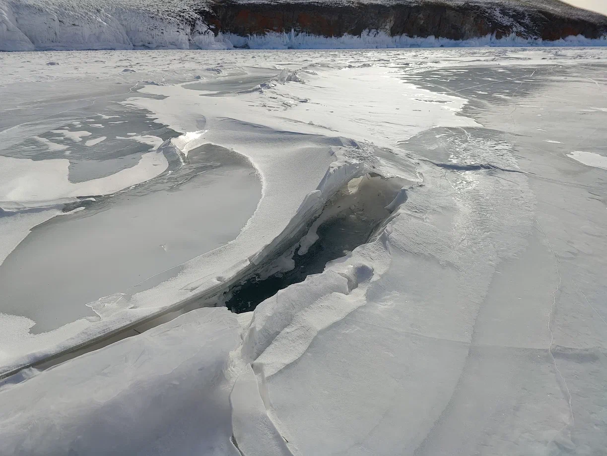 Автомобиль с туристами ушёл под лёд, погибли восемь человек: Что известно о трагедии на Байкале