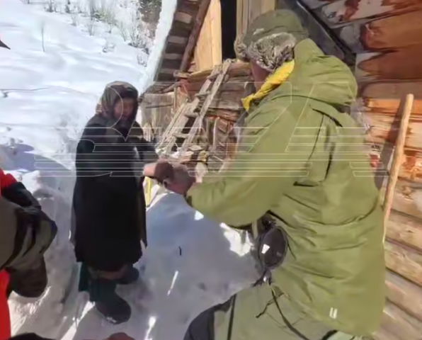 В 81 год ежедневно носит вёдра с водой на коромысле и дрова. Как живет сибирская отшельница Агафья Лыкова