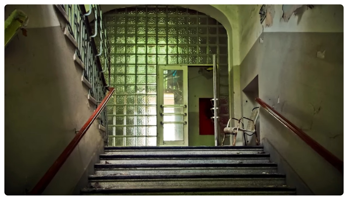 Тайна советских квартир: Зачем на самом деле везде были стеклоблоки? Русские превратили идею в легенду