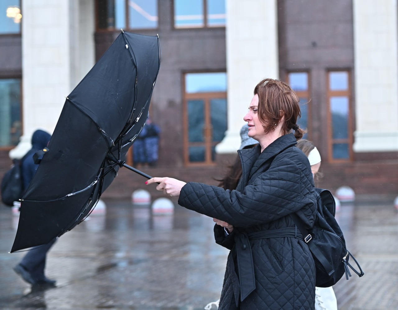 "В воздухе запахнет жестью"! Торнадо, молнии, смерч и грозы: На Москву надвигается страшная непогода