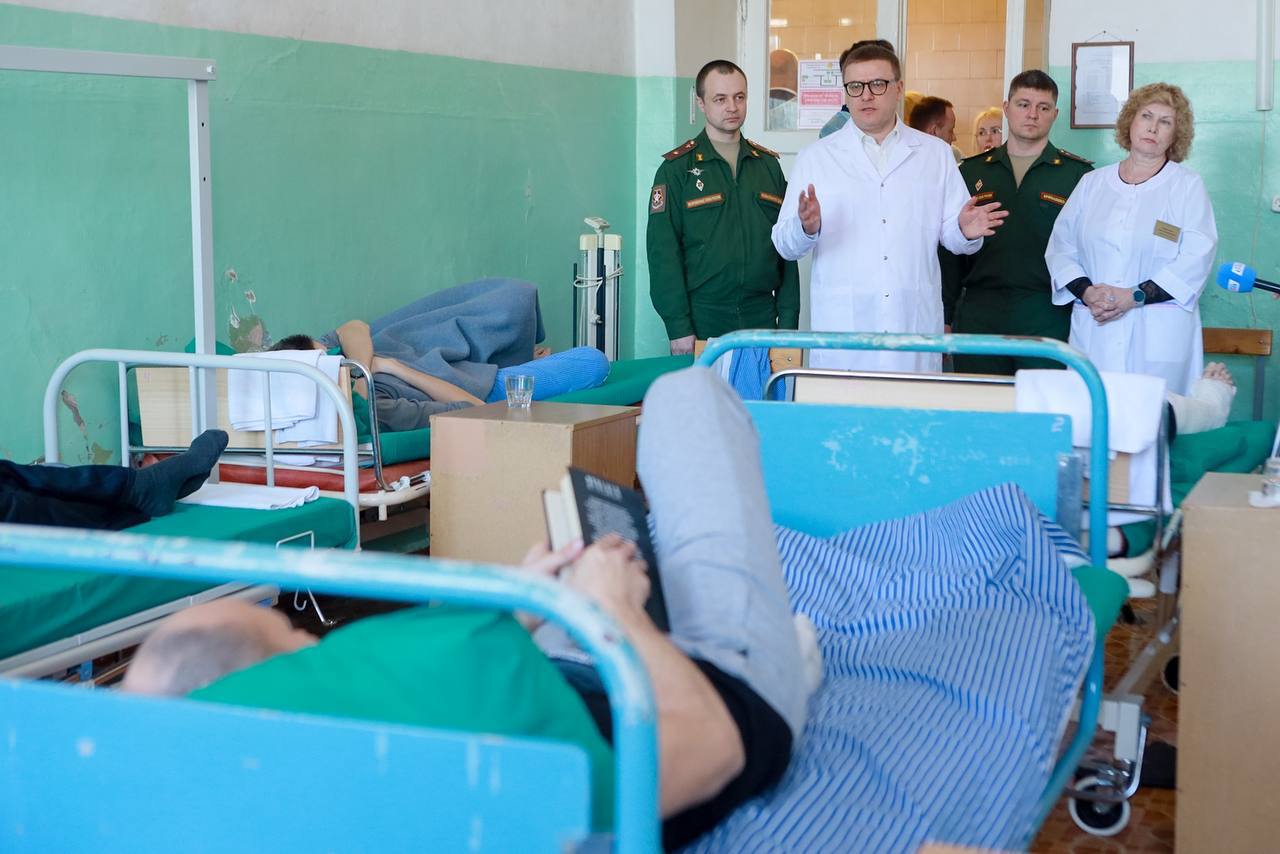 После госпиталя на сво. Военный госпиталь Челябинск. Окружной военный клинический госпиталь Челябинск. Раненые в военном госпитале. Военнослужащие в госпитале.