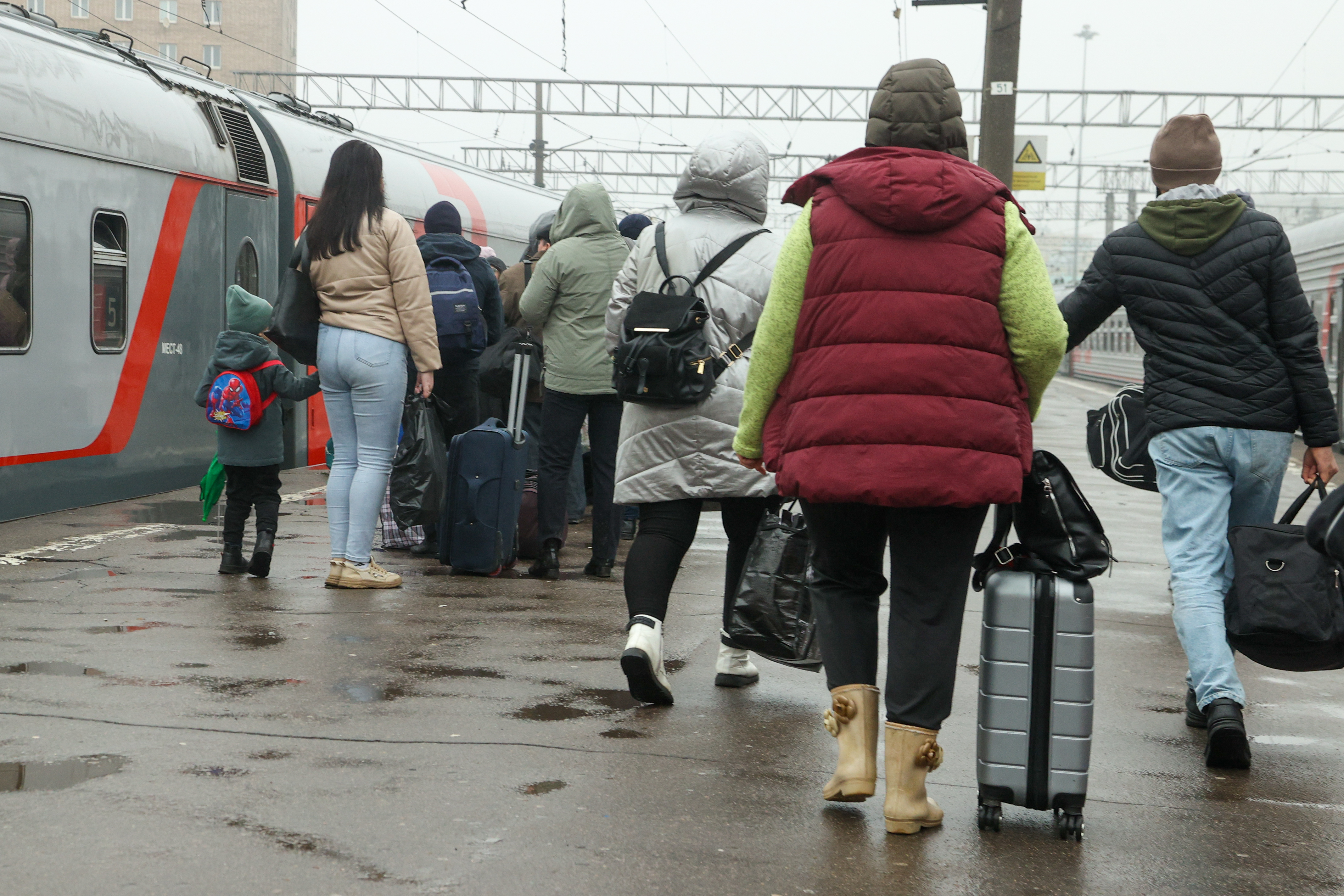 Сначала выбрасываем котов, теперь людей? Проводница оставила пассажиров  ночью в тайге