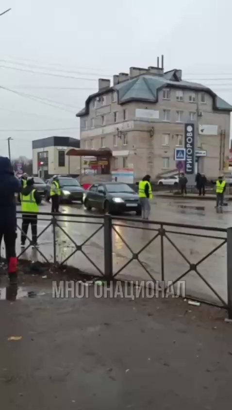 Регулировщиков теперь назначает имам? Под Новгородом мигранты устроили беспредел на дороге