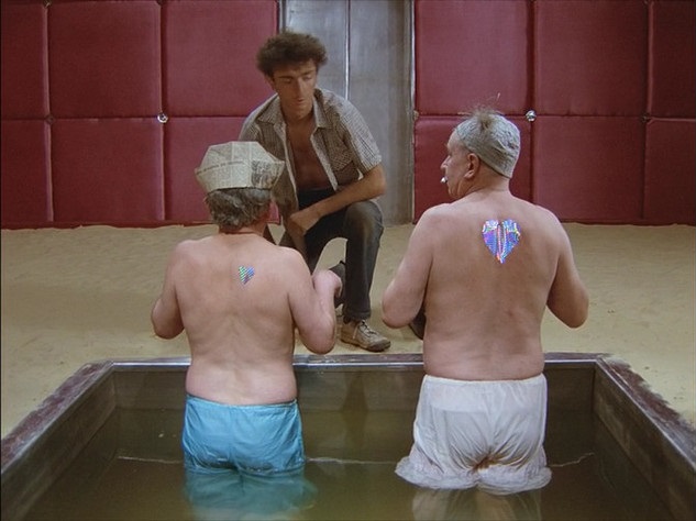 Снимите это немедленно! Русских медиков хотели переодеть из белых халатов в фиолетовые штаны. Жаль – не малиновые!