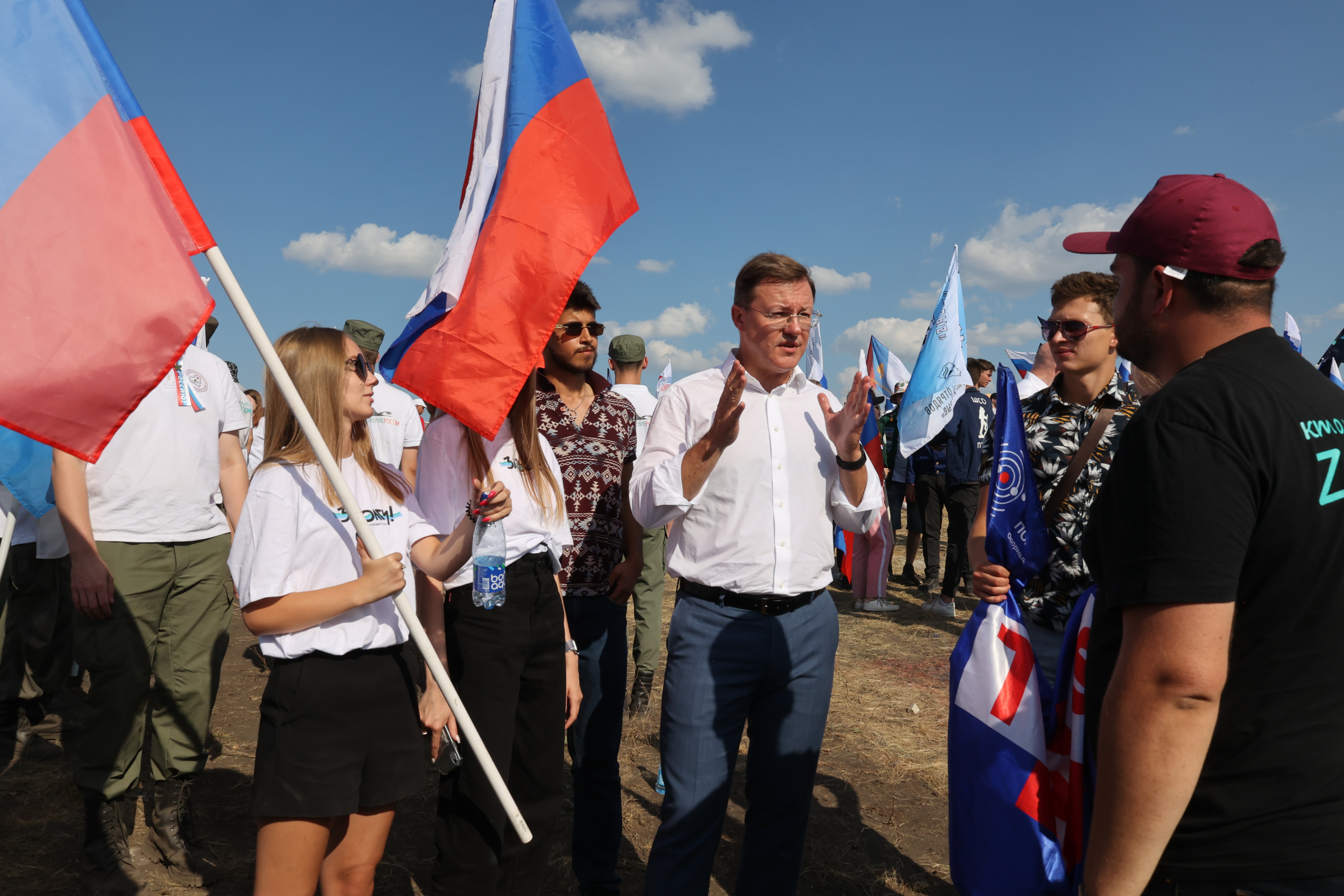 День под флагом. Молодежь с российским флагом.