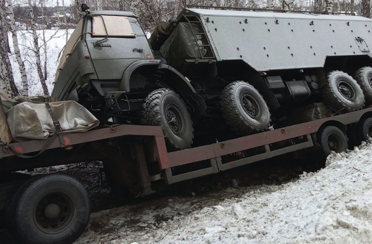 Под Челябинском фура с военным грузовиком улетела в кювет по гололёду