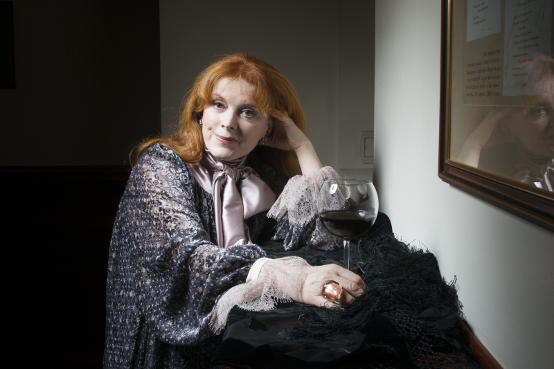 Порно көру: Жас әке кәмелетке толмаған қызын трахает