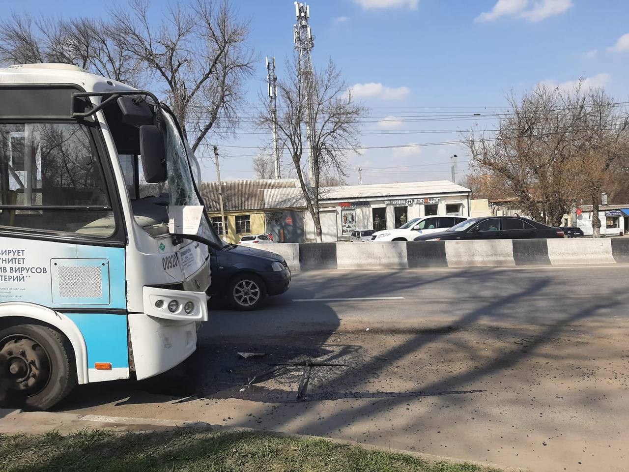 Появились фото с места столкновения двух автобусов на проспекте Шолохова в  Ростове 24 марта