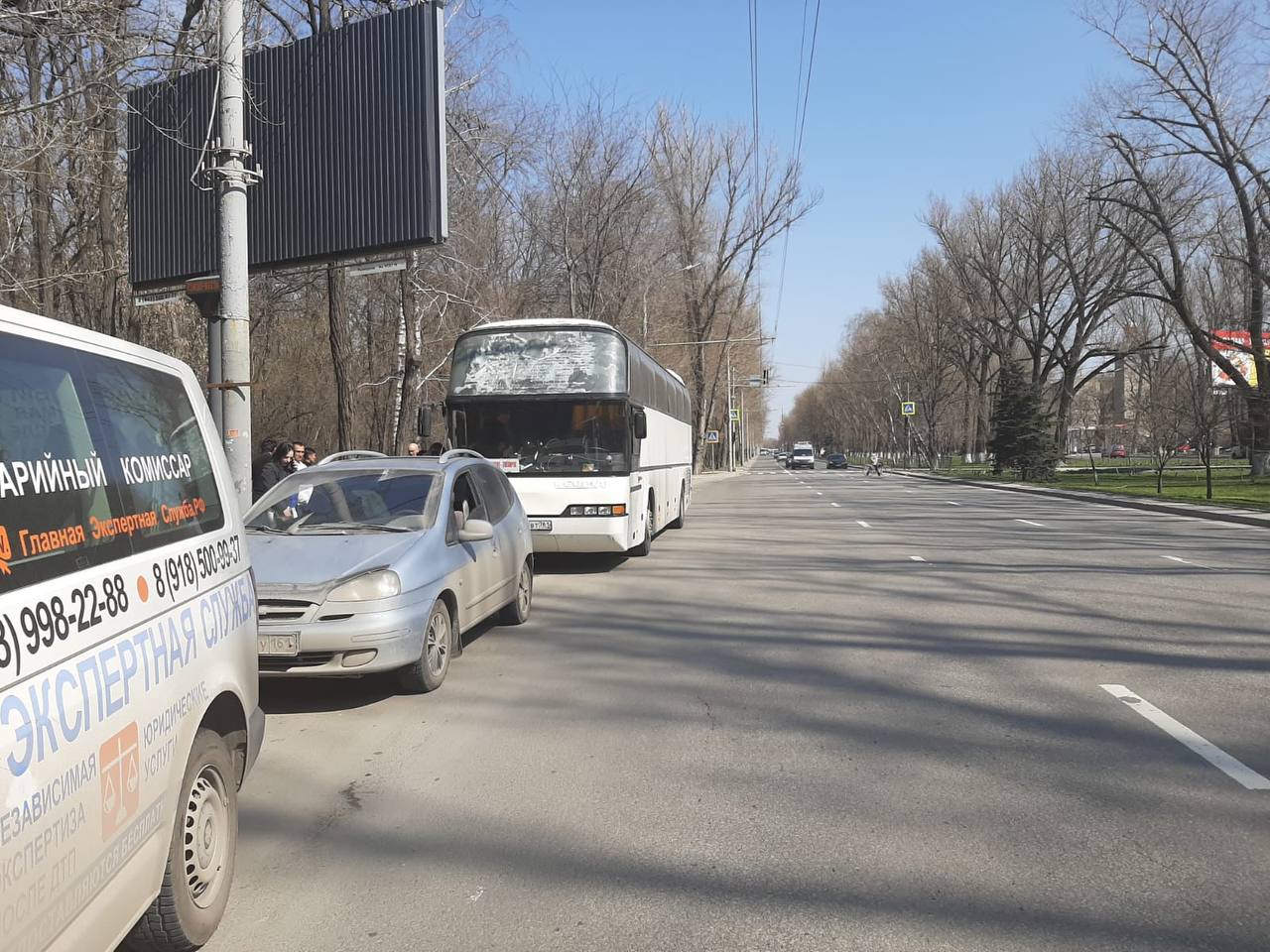 Появились фото с места столкновения двух автобусов на проспекте Шолохова в  Ростове 24 марта