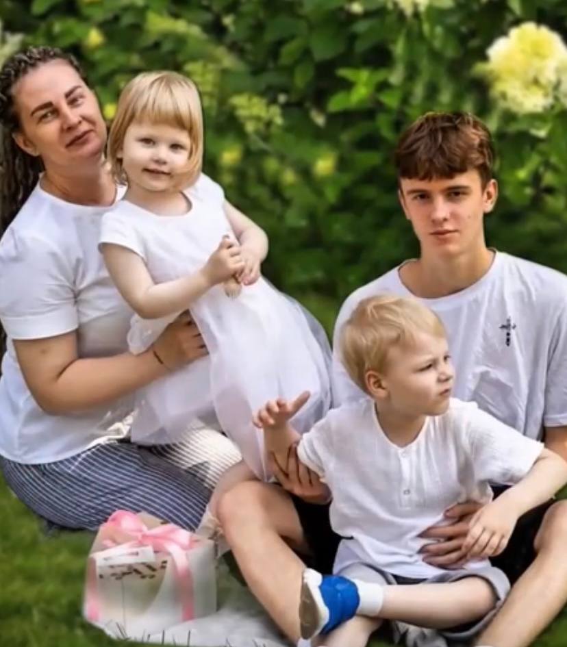 Даня с Дашей спаслись от боевиков ВСУ. Но беды для малышей не закончились