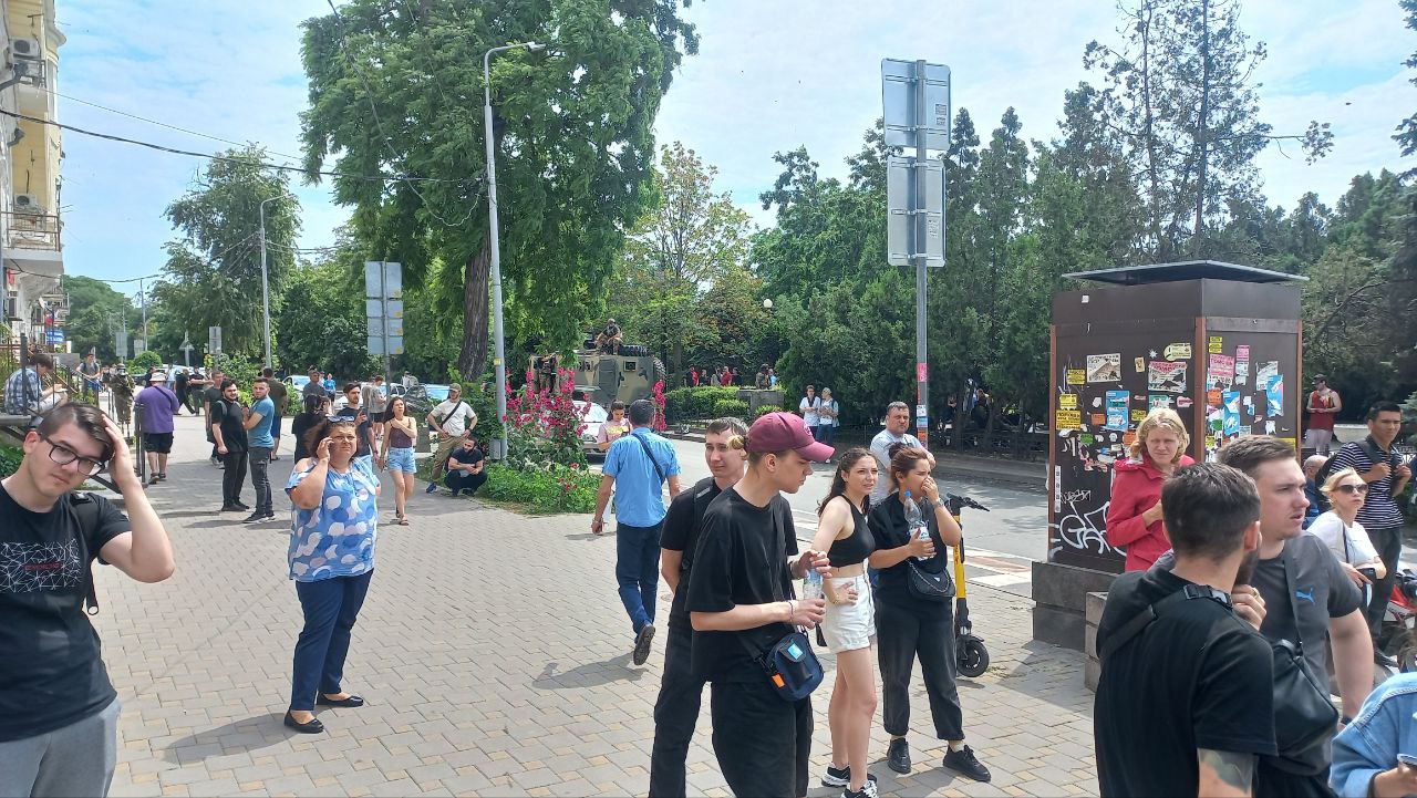 Фото и видео из центра Ростова, окруженного танками 24 июня