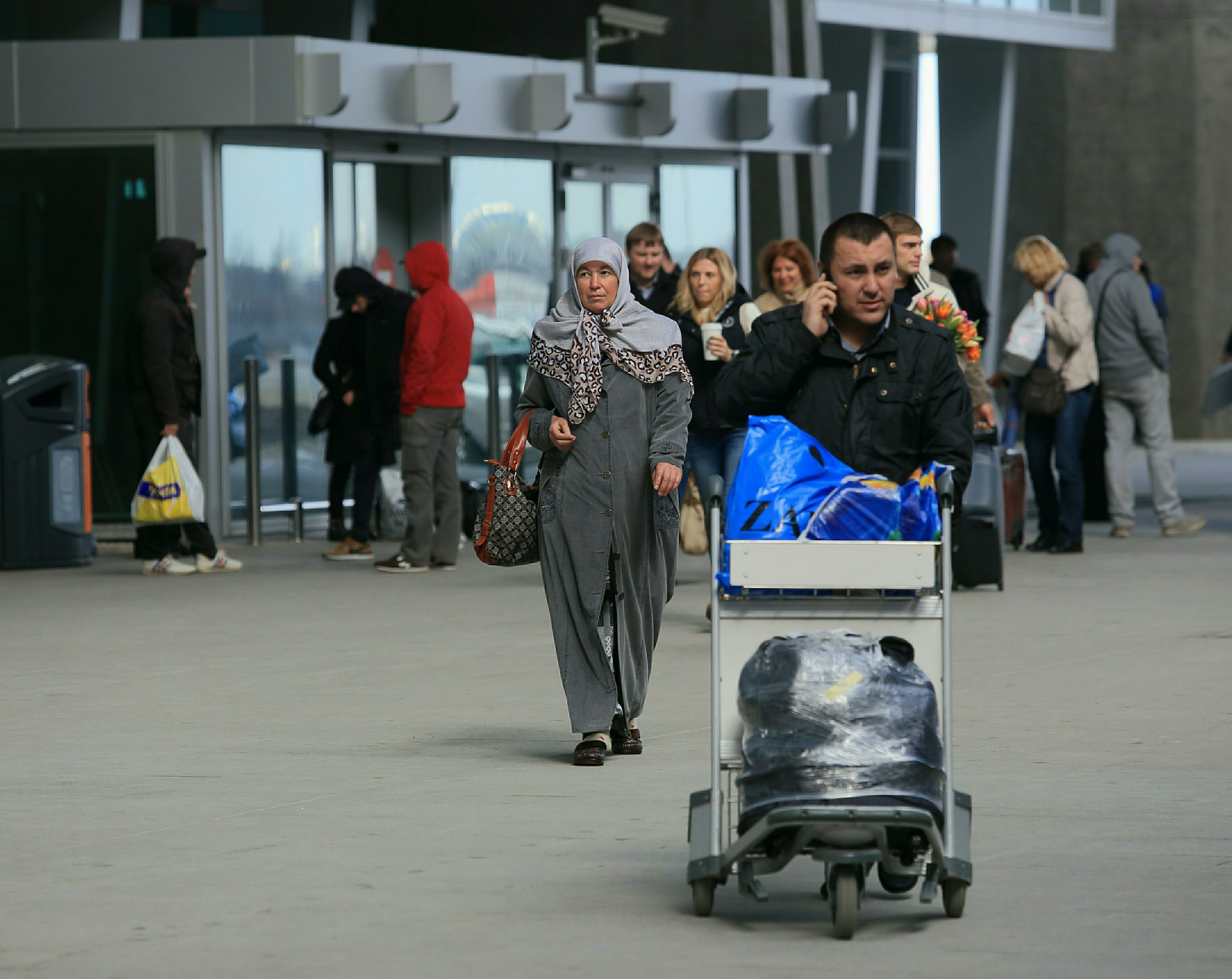 Депортация мигрантов в пулково. Мигранты в аэропорту. Пулково. Pulkovo Airport migrant.