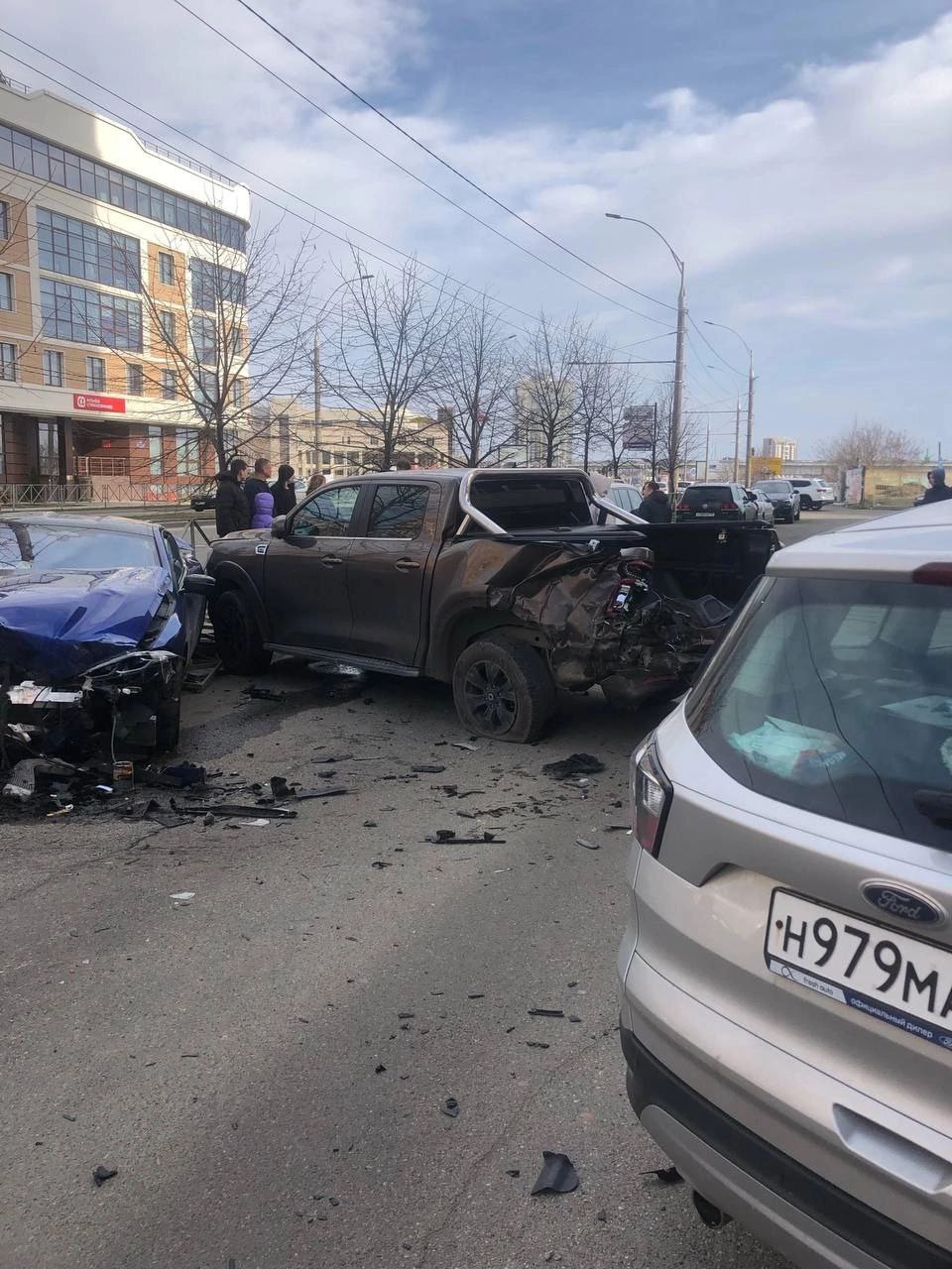 Мажор без прав на BMW устроил массовую аварию в Краснодаре: снёс забор,  разбил 4 машины