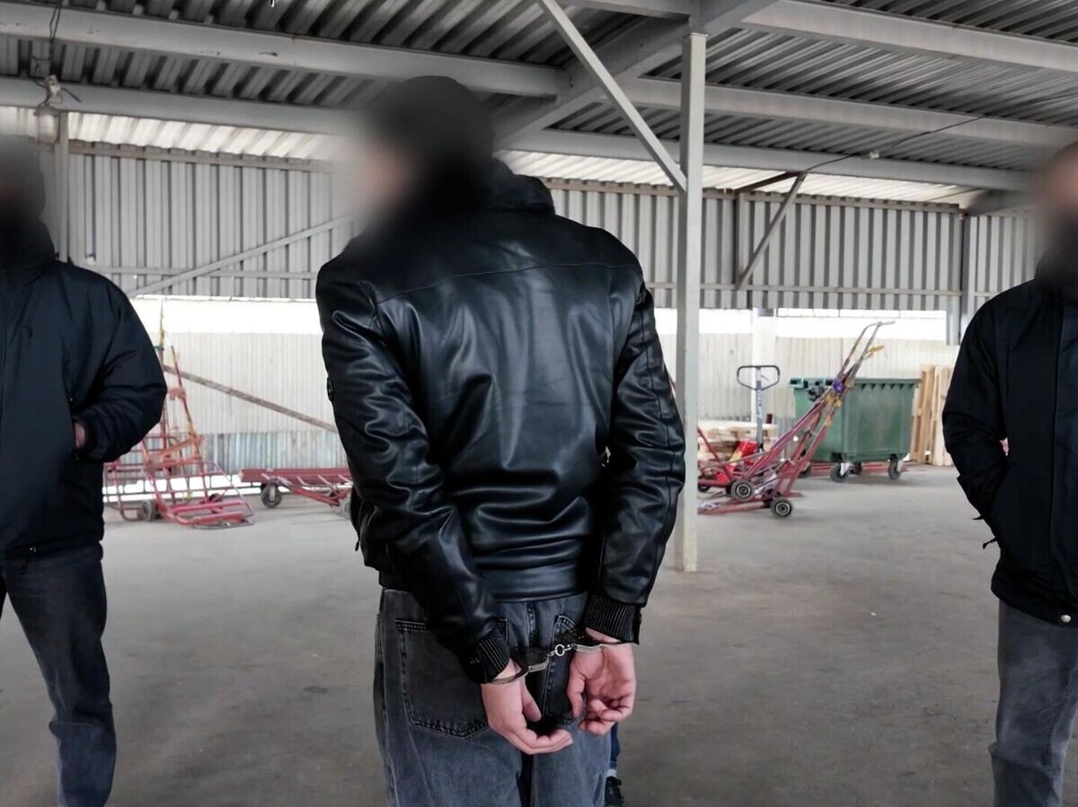 Мигрант получил посылку с 504 бомбами. Всё - для фронта: Смотрите сами кадры допроса