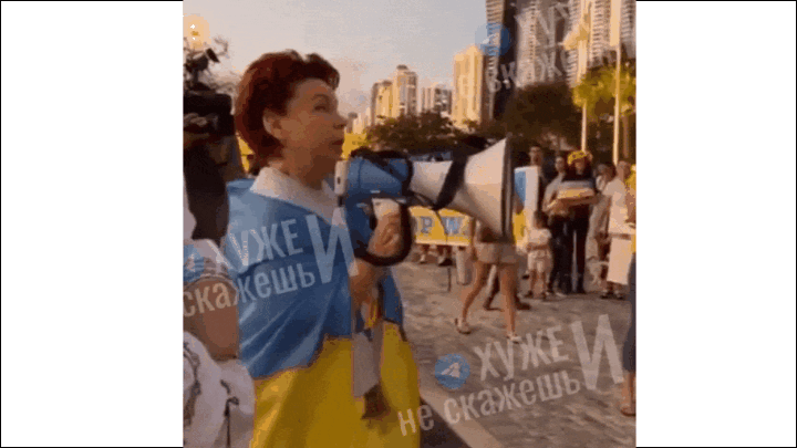 Скакавшая с украинским флагом мама Наташи Королевой хочет гражданство России. Это как