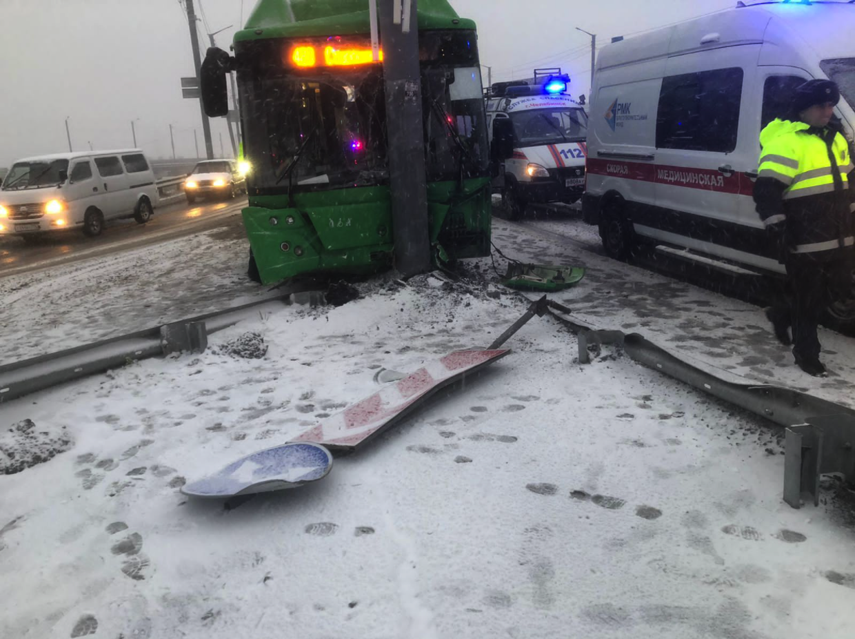 В Челябинске 12 человек пострадали в ДТП с рейсовым автобусом