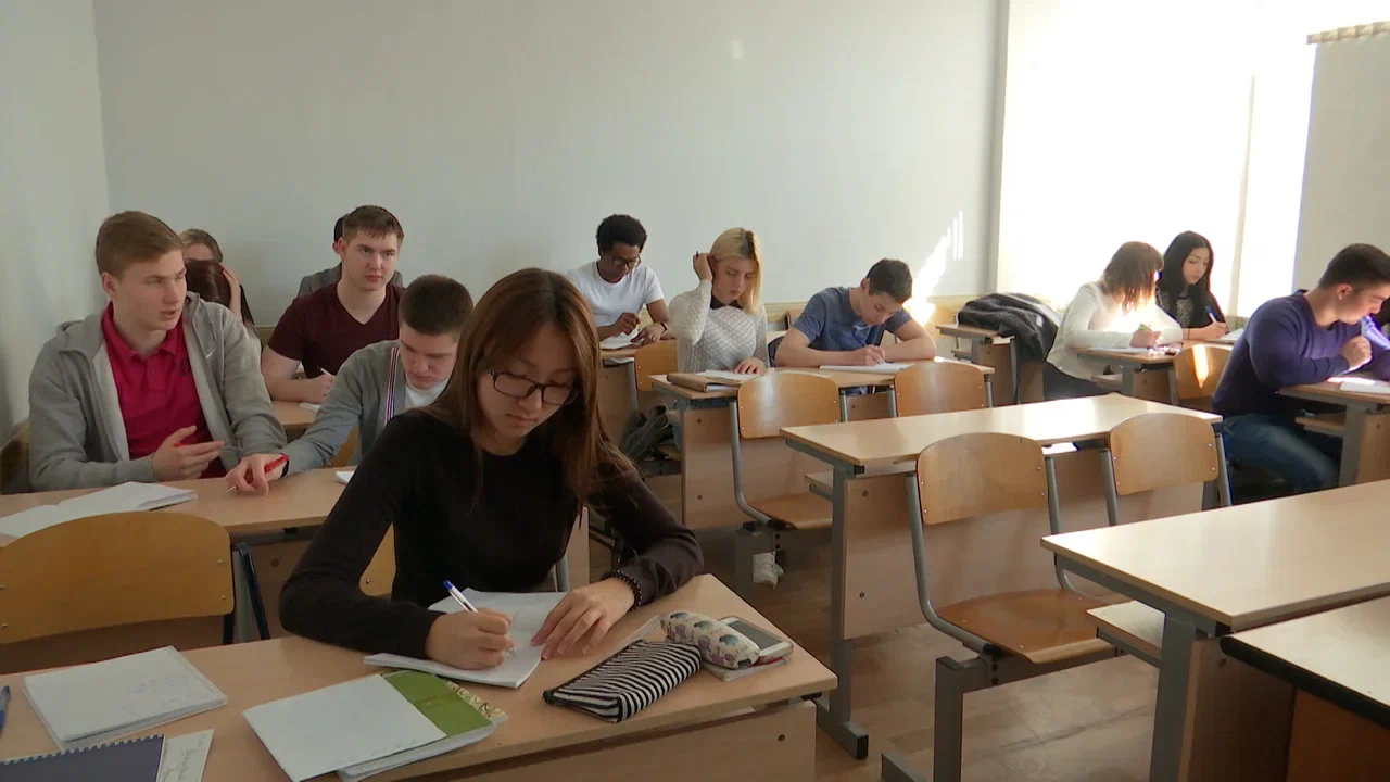 Русская молодёжь выбирает колледжи: Вузы теперь только для "элиты"