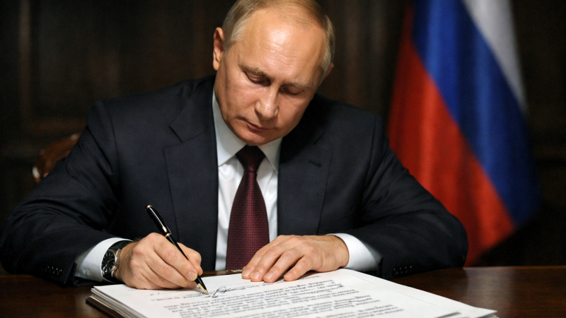 Путин сжал кулак. Выражение лица соответствующее: Вот, что было дальше