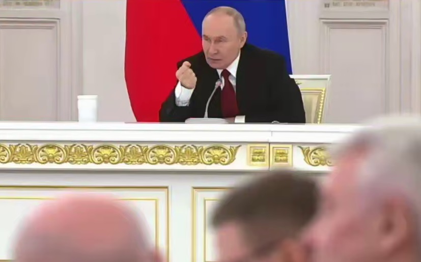 Путин сжал кулак. Выражение лица соответствующее: Вот, что было дальше