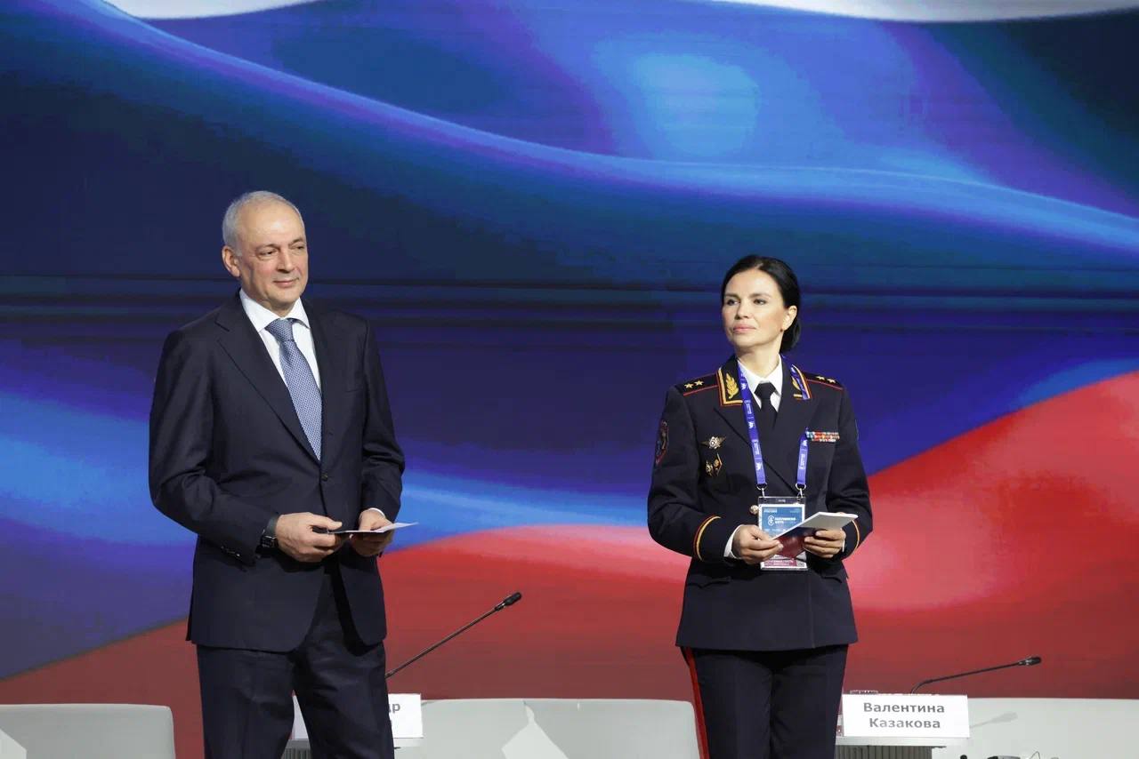 Журналистка, всемирно известный дирижёр, доктор наук: Вручены паспорта новым гражданам России