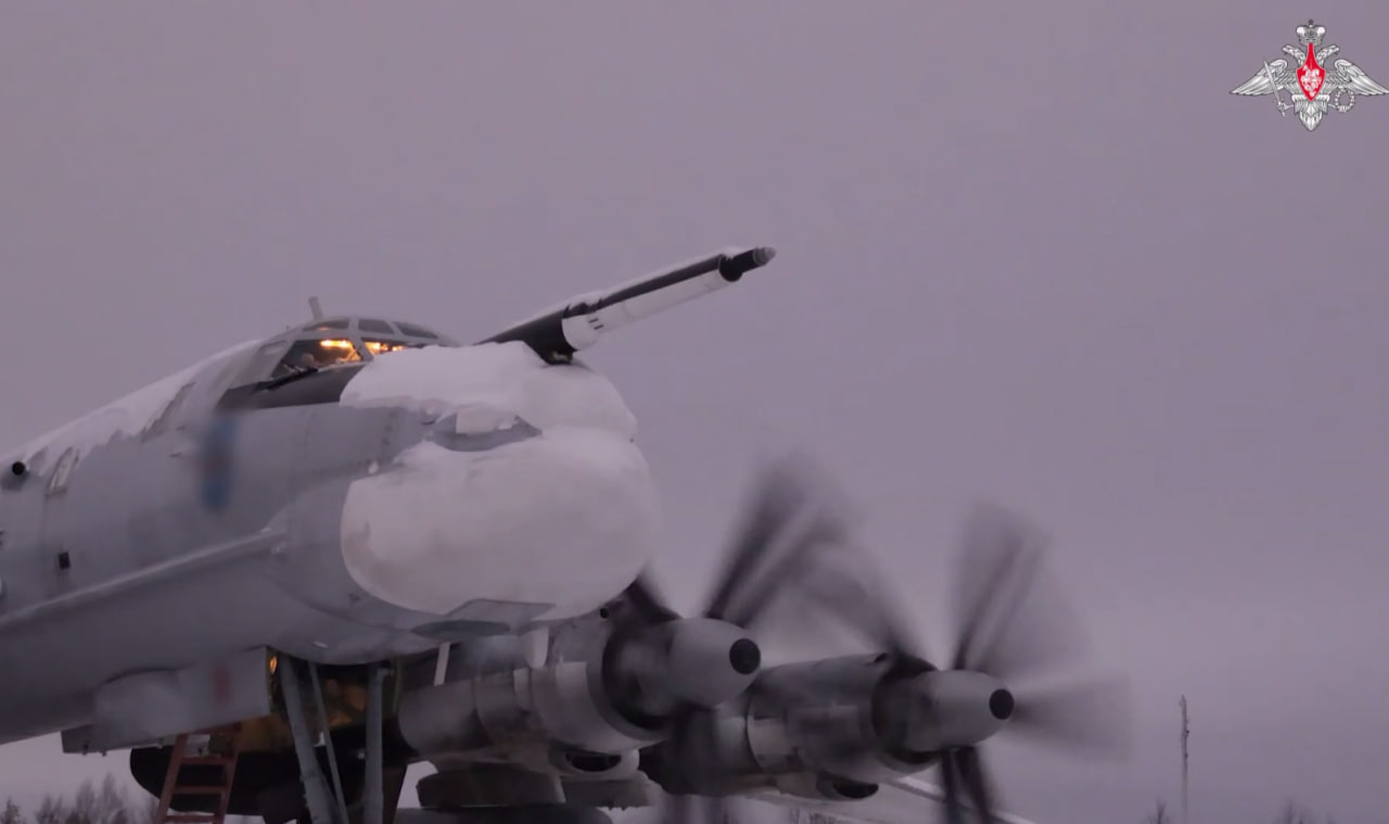 Трамп доугрожался. Путин отдал приказ крылатым "Медведям": 94-тонный "ужас" покинул Россию. Невероятные кадры от Минобороны