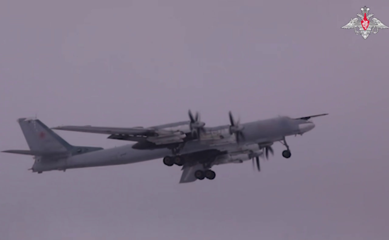 Трамп доугрожался. Путин отдал приказ крылатым "Медведям": 94-тонный "ужас" покинул Россию. Невероятные кадры от Минобороны