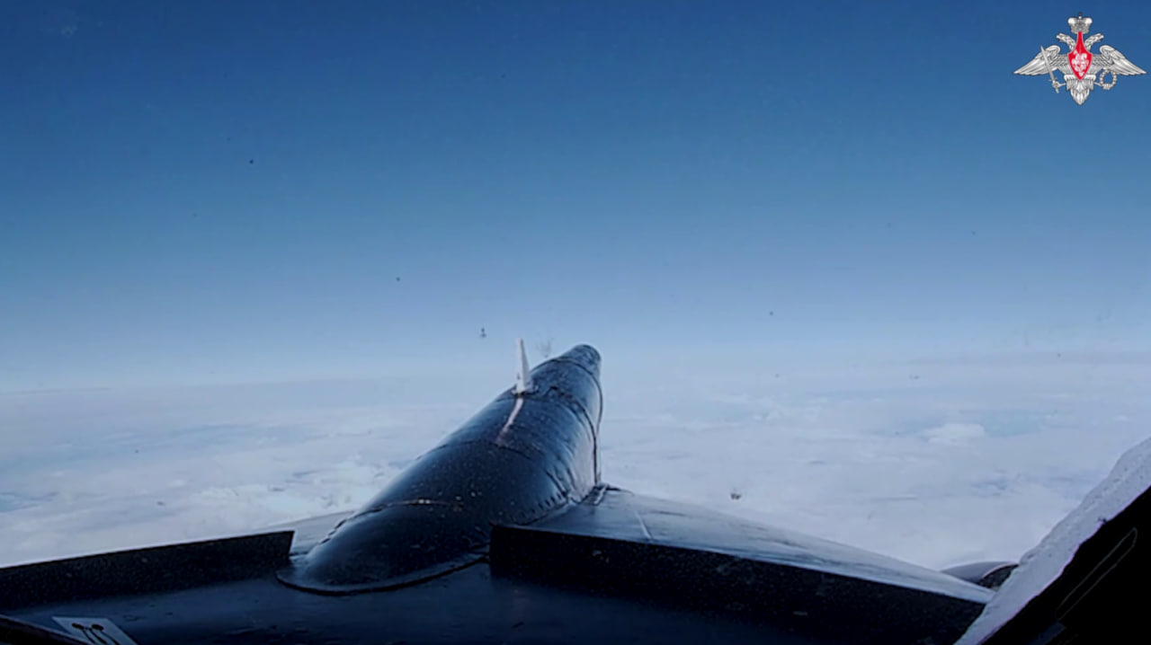 Трамп доугрожался. Путин отдал приказ крылатым "Медведям": 94-тонный "ужас" покинул Россию. Невероятные кадры от Минобороны