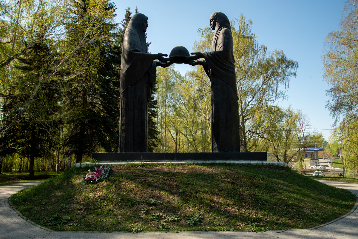 Скорбящие матери где находится. Мемориал память скорбящие матери Челябинск. Памятник скорбящим матерям Челябинск. Мемориальный комплекс Скорбящая мать Миасс. Памятник память Челябинск.