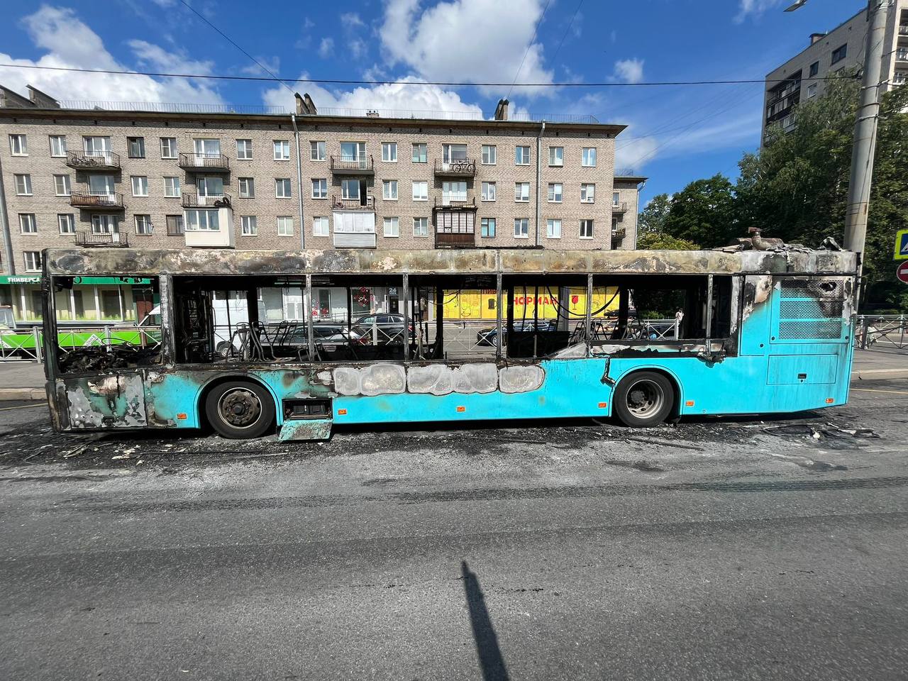 В Петербурге полностью сгорел лазурный автобус: в причинах разбирается  прокуратура