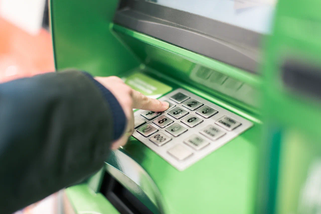 Мошенники стали "забывать" карты в банкомате: В МВД предупредили о новой схеме