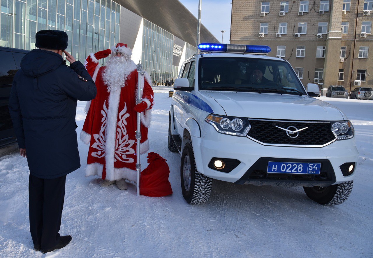 Полицейские устроили семье, приютившей детей из ЛНР, экскурсию по аэропорту  Толмачёво