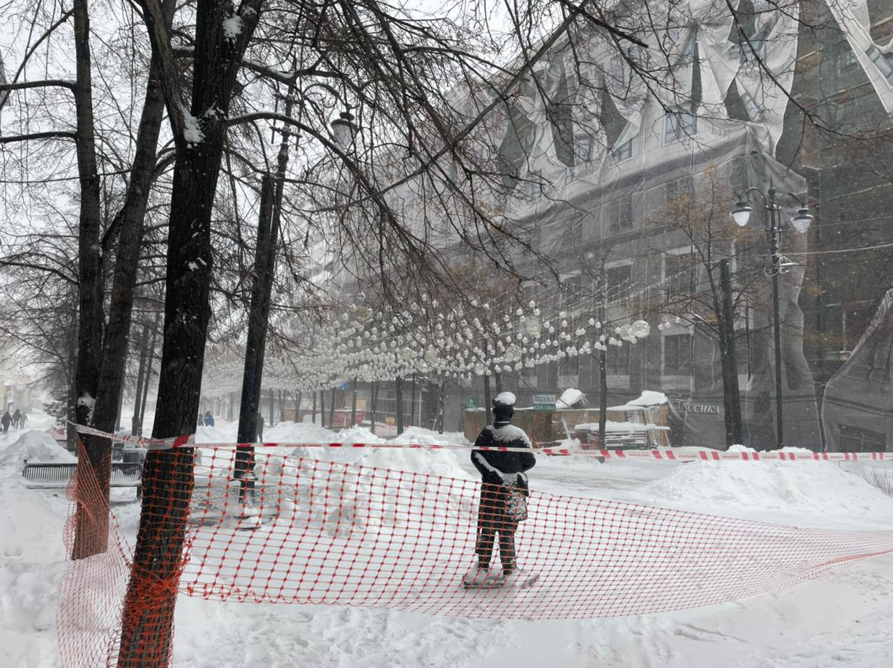 В центре Челябинска на Кировке рухнули строительные леса