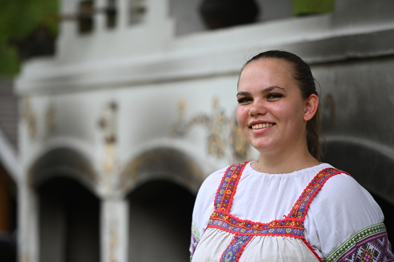 "Она улыбается редко. Ей некогда лясы точить": Шесть видов деятельности, которые выдадут русскую домохозяйку