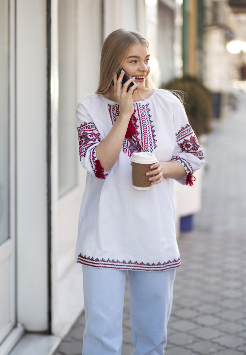 "Она улыбается редко. Ей некогда лясы точить": Шесть видов деятельности, которые выдадут русскую домохозяйку