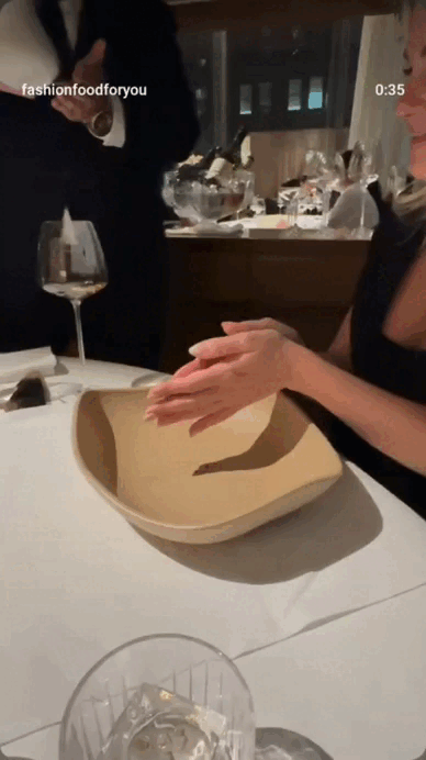 По-русски это называется - "зажрались": Элита живёт по своим правилам, и это смешно