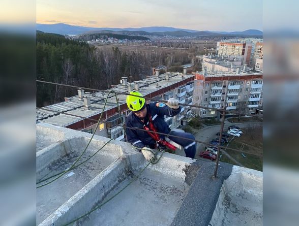 На ребенка упал стеллаж