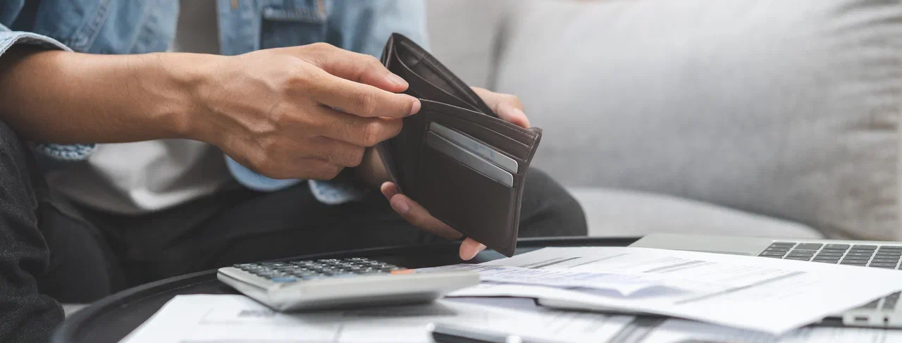 Dolg_finansovaya_koncepciya_stress_problema_lyudei_aziatskii_muzhchina_muzhskaya_ruka_otkryt_pustoi_koshelek_ne_imeyut_byudzheta_deneg_cht.jpg