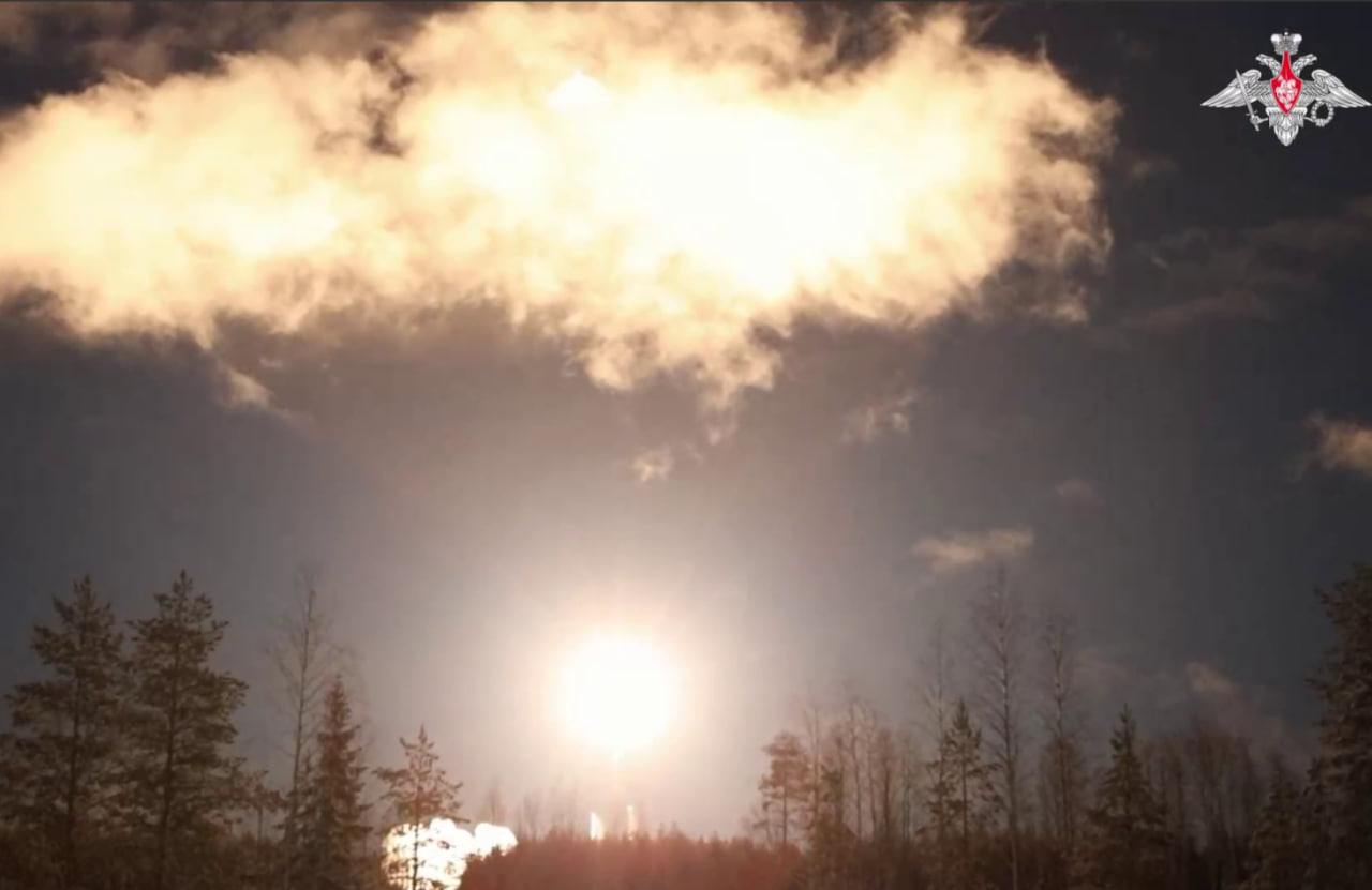 И тут земля содрогнулась. Путин показал рассекреченный "кулак": Небо пронзил огненный хвост. Сеть заполонили ошеломляющие кадры