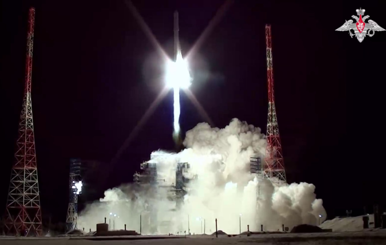 И тут земля содрогнулась. Путин показал рассекреченный "кулак": Небо пронзил огненный хвост. Сеть заполонили ошеломляющие кадры