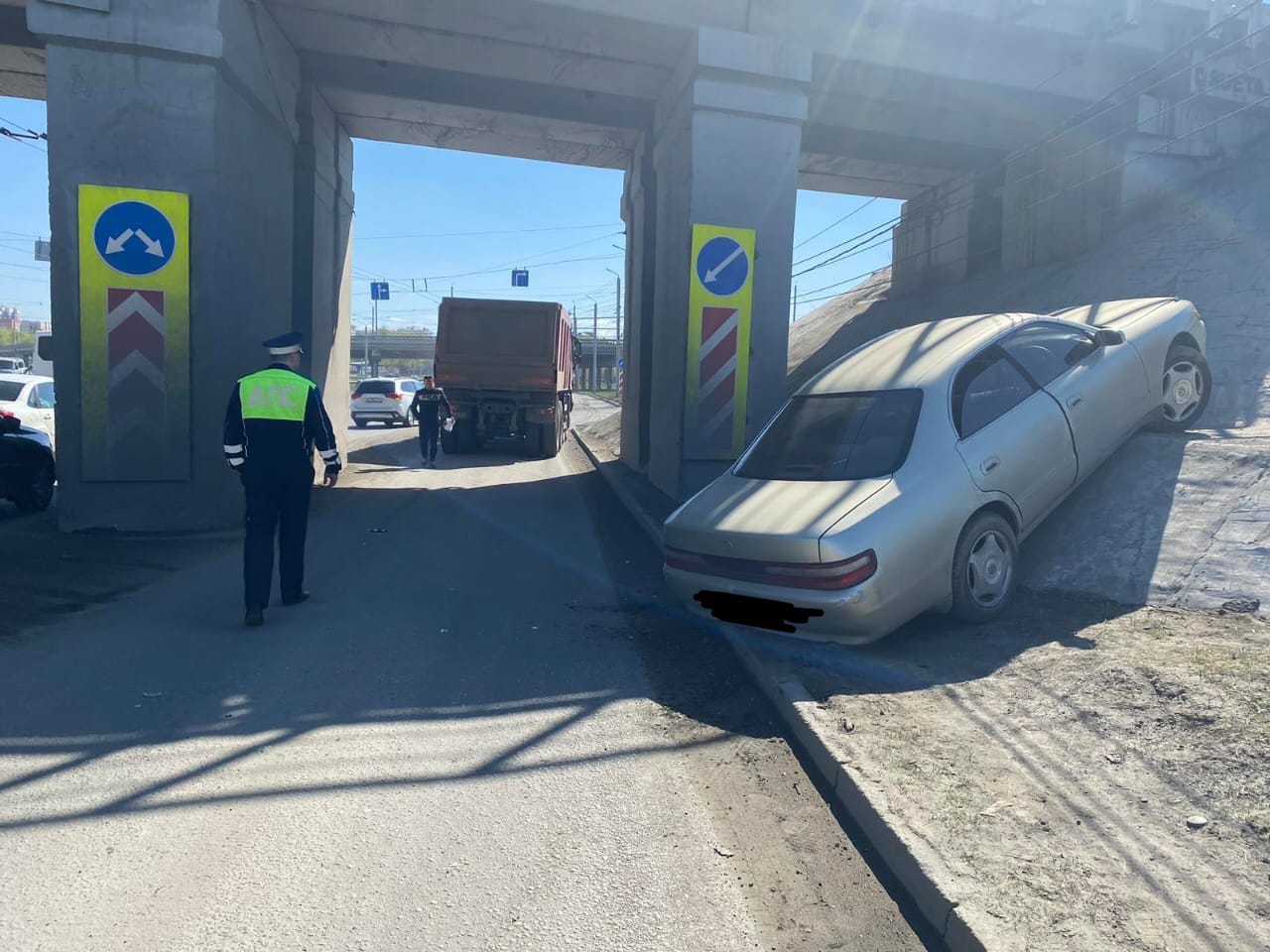 Девушка на праворульной Тойоте взлетела на мосту в Челябинске