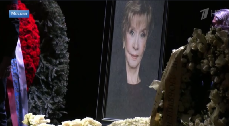 "Пожалуйста, поглядывайте на этот театр": Во взоре Меньшовой была скорбь, Хабенский замер. В Москве простились с Верой Алентовой