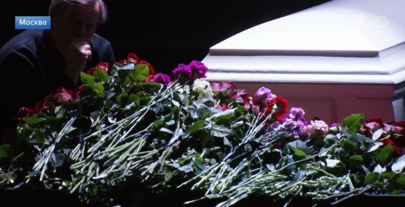 "Пожалуйста, поглядывайте на этот театр": Во взоре Меньшовой была скорбь, Хабенский замер. В Москве простились с Верой Алентовой